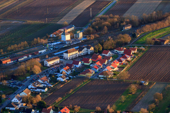 Vue aérienne de Gare et Bahnhofstr à Winden dans le département Rhénanie-Palatinat, Allemagne