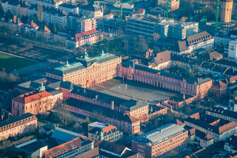 Vue aérienne de Lyzeumstraße et Château à Rastatt dans le département Bade-Wurtemberg, Allemagne