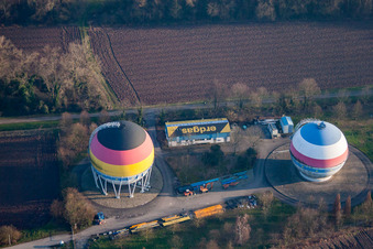 Photographie aérienne de Réservoirs de stockage de gaz peints en français et en allemand à Rastatt dans le département Bade-Wurtemberg, Allemagne