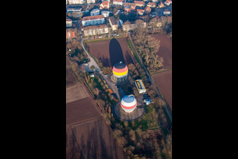 Réservoirs de stockage de gaz peints en français et en allemand à Rastatt dans le département Bade-Wurtemberg, Allemagne depuis l'avion