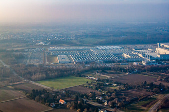 Vue oblique de Usine Mercedes Benz du sud-est à Rastatt dans le département Bade-Wurtemberg, Allemagne