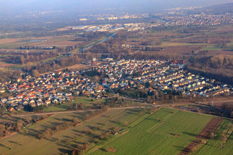 Vue aérienne de Quartier entre la voie ferrée et la Murg à le quartier Niederbühl in Rastatt dans le département Bade-Wurtemberg, Allemagne