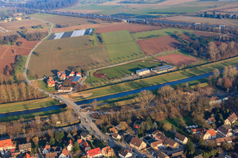 Vue aérienne de Terrain de sport du SV Niederbühl Donau an der Murg à le quartier Niederbühl in Rastatt dans le département Bade-Wurtemberg, Allemagne