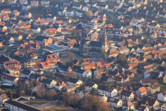 Vue aérienne de Église de la ville de Saint-Sébastien à Kuppenheim dans le département Bade-Wurtemberg, Allemagne
