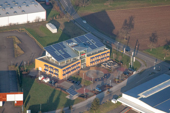 Vue aérienne de Immeuble de bureaux avec toit solaire dans la zone commerciale et l'implantation d'entreprise sur la Murg à Kuppenheim dans le département Bade-Wurtemberg, Allemagne