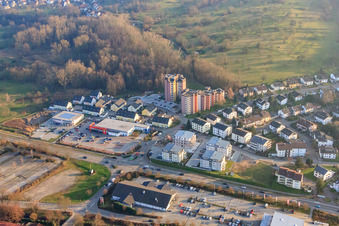 Vue aérienne de Zone commerciale à Kleinau avec DM-Drogerie Markt et Lidl à Kuppenheim dans le département Bade-Wurtemberg, Allemagne
