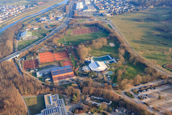 Vue aérienne de Salle d'événements et terrains de sport au Cuppamare du SV 08 Kuppenheim et au Tennis Club Kuppenheim à Kuppenheim dans le département Bade-Wurtemberg, Allemagne