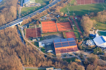 Vue aérienne de Salle d'événements et terrains de sport au Cuppamare du SV 08 Kuppenheim et au Tennis Club Kuppenheim à Kuppenheim dans le département Bade-Wurtemberg, Allemagne