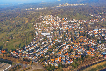 Vue aérienne de Vue de la ville en hiver depuis le sud-ouest à Bischweier dans le département Bade-Wurtemberg, Allemagne