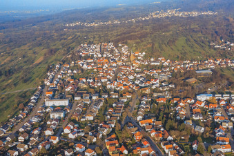 Vue aérienne de Vue de la ville en hiver depuis le sud-ouest à Bischweier dans le département Bade-Wurtemberg, Allemagne
