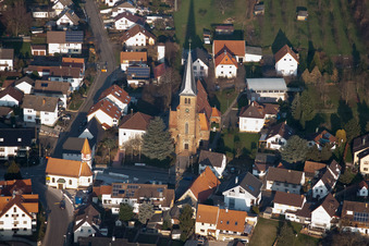 Vue aérienne de Bâtiment d'église au centre du village à Bischweier dans le département Bade-Wurtemberg, Allemagne