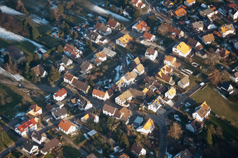 Vue aérienne de En hiver quand il y a de la neige à le quartier Freiolsheim in Gaggenau dans le département Bade-Wurtemberg, Allemagne