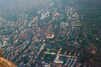 Ettlingen dans le département Bade-Wurtemberg, Allemagne depuis l'avion