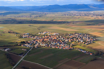Vue aérienne de Vue de la ville en hiver depuis le sud-est à Impflingen dans le département Rhénanie-Palatinat, Allemagne