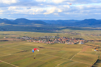 Vue aérienne de Ville viticole en hiver vue du sud à le quartier Mörzheim in Landau in der Pfalz dans le département Rhénanie-Palatinat, Allemagne