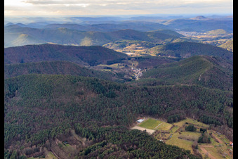 Vue aérienne de Terrain de sport SV Gossersweiler-Stein à la lisière de la forêt à le quartier Gossersweiler in Gossersweiler-Stein dans le département Rhénanie-Palatinat, Allemagne