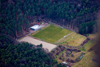 Vue aérienne de Terrain de sport SV à le quartier Gossersweiler in Gossersweiler-Stein dans le département Rhénanie-Palatinat, Allemagne