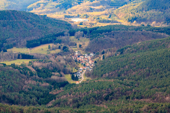 Vue aérienne de Village de la forêt du Palatinat en hiver vu de l'est à Dimbach dans le département Rhénanie-Palatinat, Allemagne
