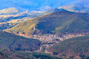 Vue aérienne de Village de la forêt du Palatinat en hiver vu du sud-est à Lug dans le département Rhénanie-Palatinat, Allemagne