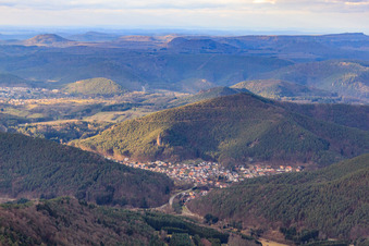 Vue aérienne de Village de la forêt du Palatinat en hiver vu du sud-est à Lug dans le département Rhénanie-Palatinat, Allemagne