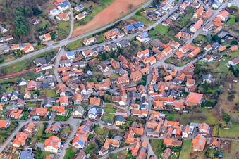 Vue aérienne de Rue principale à Völkersweiler dans le département Rhénanie-Palatinat, Allemagne