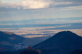 Vue aérienne de Trifels et Hohenberg à Birkweiler dans le département Rhénanie-Palatinat, Allemagne