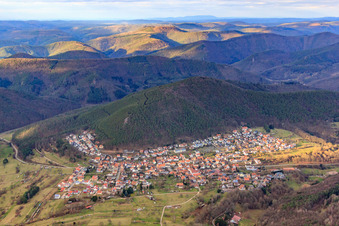 Vue aérienne de Village de la forêt du Palatinat en hiver vu du sud à Wernersberg dans le département Rhénanie-Palatinat, Allemagne