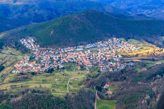 Vue aérienne de Village de la forêt du Palatinat en hiver vu du sud à Wernersberg dans le département Rhénanie-Palatinat, Allemagne