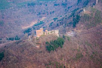 Les 3 châteaux Trifels, Anebos et Münz à le quartier Bindersbach in Annweiler am Trifels dans le département Rhénanie-Palatinat, Allemagne vue d'en haut