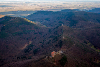 Photographie aérienne de Les 3 châteaux Trifels, Anebos et Münz à Leinsweiler dans le département Rhénanie-Palatinat, Allemagne