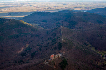 Vue oblique de Les 3 châteaux Trifels, Anebos et Münz à Leinsweiler dans le département Rhénanie-Palatinat, Allemagne