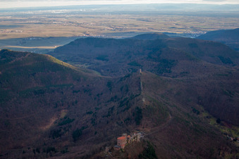 Les 3 châteaux Trifels, Anebos et Münz à Leinsweiler dans le département Rhénanie-Palatinat, Allemagne d'en haut