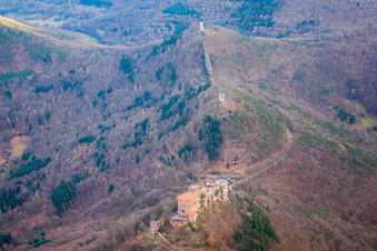 Les 3 châteaux Trifels, Anebos et Münz à Leinsweiler dans le département Rhénanie-Palatinat, Allemagne vue d'en haut
