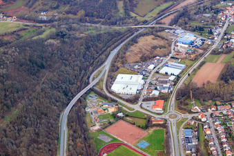 Vue aérienne de Zone industrielle de Bruchwiesen avec voestalpine Rotec GmbH & Co.KG à Annweiler am Trifels dans le département Rhénanie-Palatinat, Allemagne