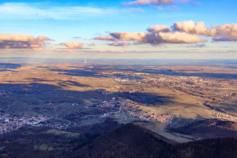 Vue aérienne de Vue de la ville en hiver depuis l'ouest à Siebeldingen dans le département Rhénanie-Palatinat, Allemagne