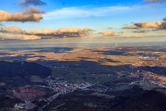 Vue aérienne de Vue de la ville en hiver depuis le sud-ouest à Albersweiler dans le département Rhénanie-Palatinat, Allemagne