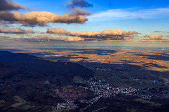 Vue aérienne de Vue de la ville en hiver depuis le sud-ouest à Albersweiler dans le département Rhénanie-Palatinat, Allemagne