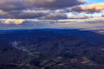 Vue aérienne de Vue de la ville en hiver depuis le sud à Dernbach dans le département Rhénanie-Palatinat, Allemagne