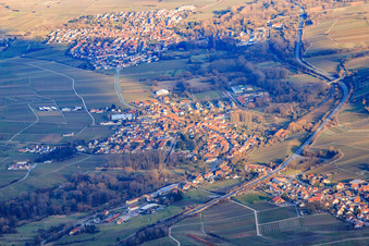 Vue aérienne de Vue de la ville en hiver depuis l'ouest à Siebeldingen dans le département Rhénanie-Palatinat, Allemagne