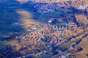 Vue aérienne de Vue de la ville en hiver depuis le sud-ouest à Siebeldingen dans le département Rhénanie-Palatinat, Allemagne