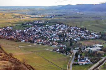 Vue aérienne de Vue de la ville en hiver depuis le nord à Ilbesheim bei Landau dans le département Rhénanie-Palatinat, Allemagne