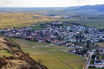 Vue aérienne de Vue de la ville en hiver depuis le nord à Ilbesheim bei Landau dans le département Rhénanie-Palatinat, Allemagne