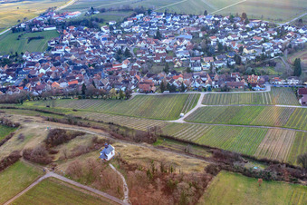 Chapelle « Petit Kalmit » à le quartier Arzheim in Landau in der Pfalz dans le département Rhénanie-Palatinat, Allemagne vue d'en haut