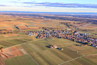 Vue du village en hiver depuis le nord-ouest à Insheim dans le département Rhénanie-Palatinat, Allemagne d'en haut