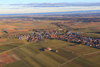 Vue du village en hiver depuis le nord-ouest à Insheim dans le département Rhénanie-Palatinat, Allemagne hors des airs