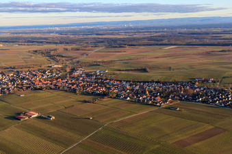 Vue du village en hiver depuis le nord-ouest à Insheim dans le département Rhénanie-Palatinat, Allemagne vue d'en haut