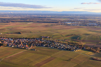Vue du village en hiver depuis le nord-ouest à Insheim dans le département Rhénanie-Palatinat, Allemagne depuis l'avion