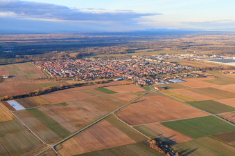 Vue aérienne de Vue de la ville depuis le sud-ouest en hiver à Offenbach an der Queich dans le département Rhénanie-Palatinat, Allemagne