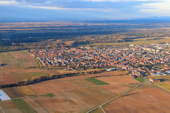 Vue aérienne de Vue de la ville depuis le sud-ouest en hiver à Offenbach an der Queich dans le département Rhénanie-Palatinat, Allemagne
