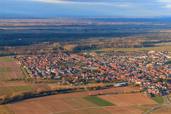 Vue oblique de Vue de la ville depuis le sud-ouest en hiver à Offenbach an der Queich dans le département Rhénanie-Palatinat, Allemagne